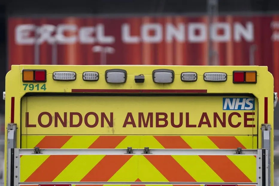 Ambulância do serviço de saúde do Reino Unido (NHS) em Londres.